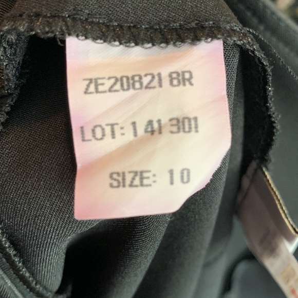 GLORIA Vanderbilt skirt with zipper and slit in back. - Picture 7 of 10